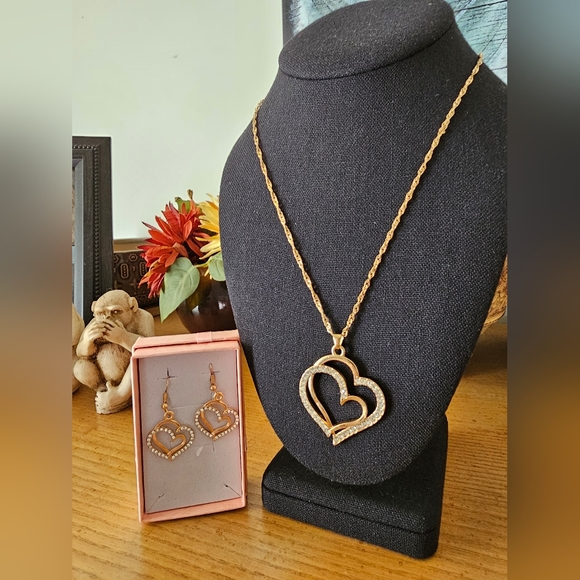 Gold and rhinestones matching Double heart necklace and earrings set. - Picture 4 of 7